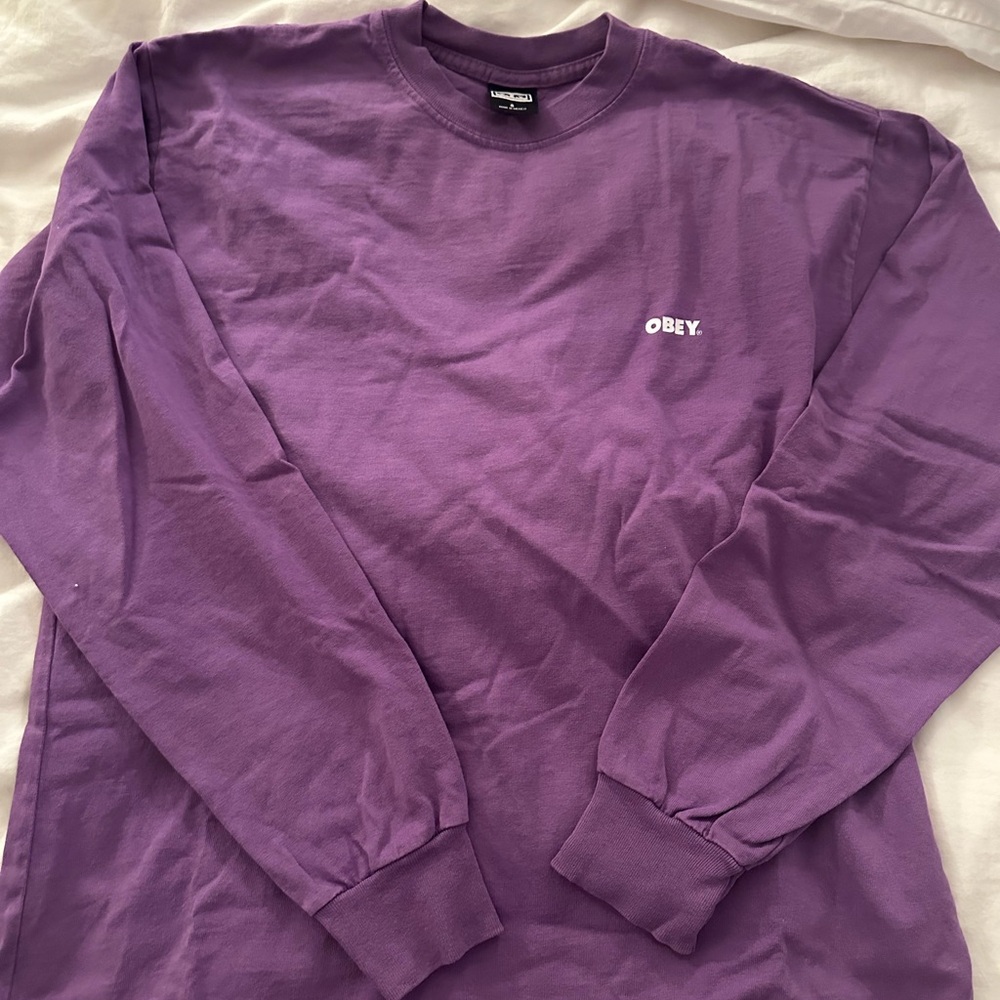 long sleeve obey shirt// pre owned but good condition// men’s S// fits Women S-M